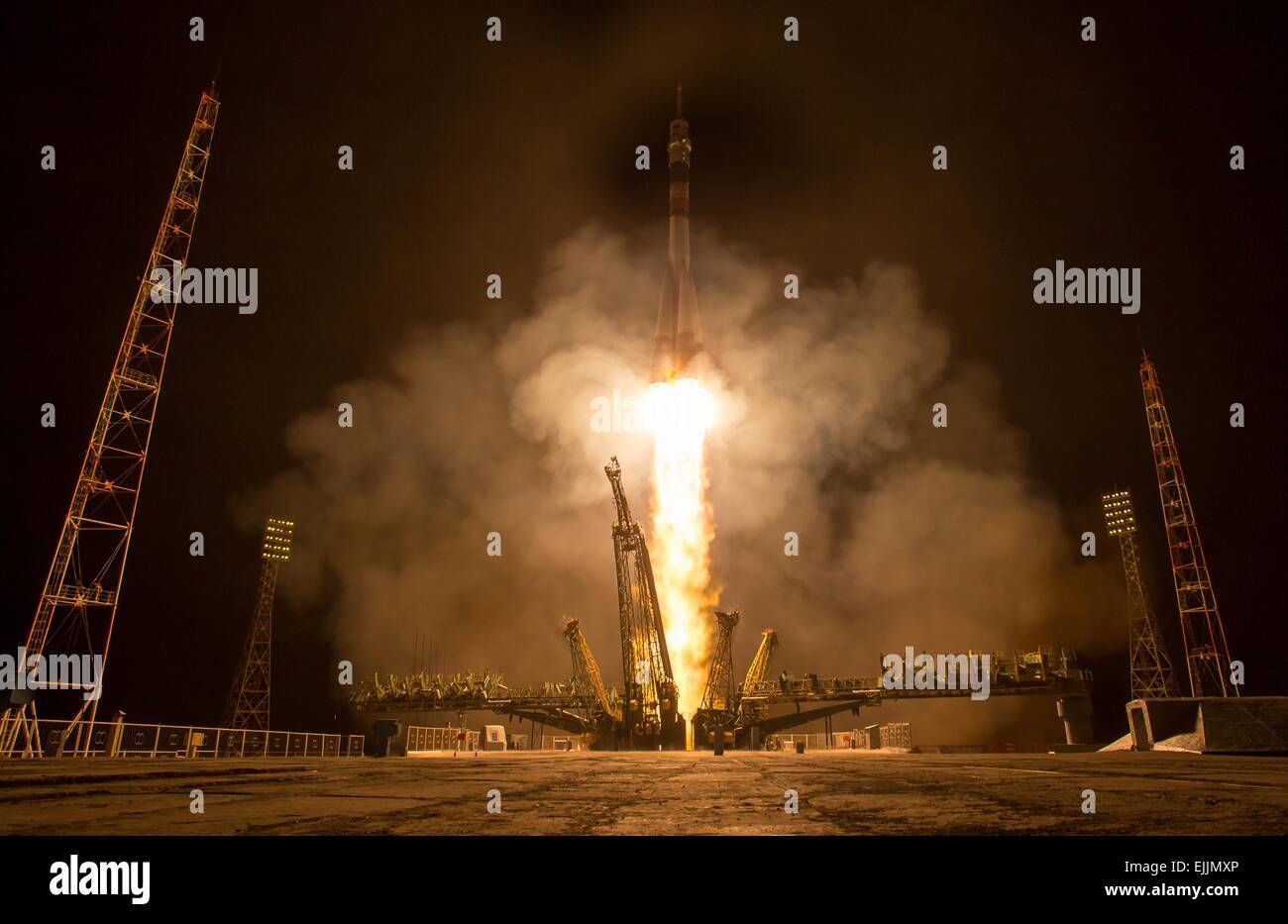 Die russische Sojus TMA - 16M-Rakete startet auf der internationalen Raumstation ISS mit Expedition 43 Crew 27. März 2015 in Baikonur, Kasachstan. NASA-Astronaut Scott Kelly und Kosmonauten Mikhail Kornienko und Gennady Padalka sind auf ein Jahr lang Mission an Bord der ISS. Stockfoto