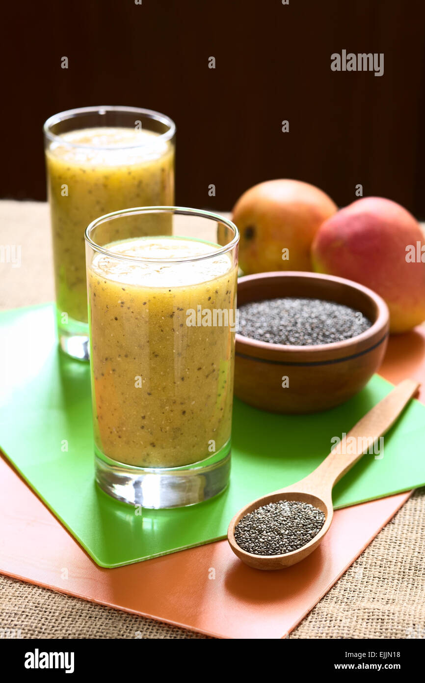 Chiasamen (lat. Salvia Hispanica) und Mangosaft mit Tageslicht fotografiert. Chia-Samen gelten als ein superfood Stockfoto