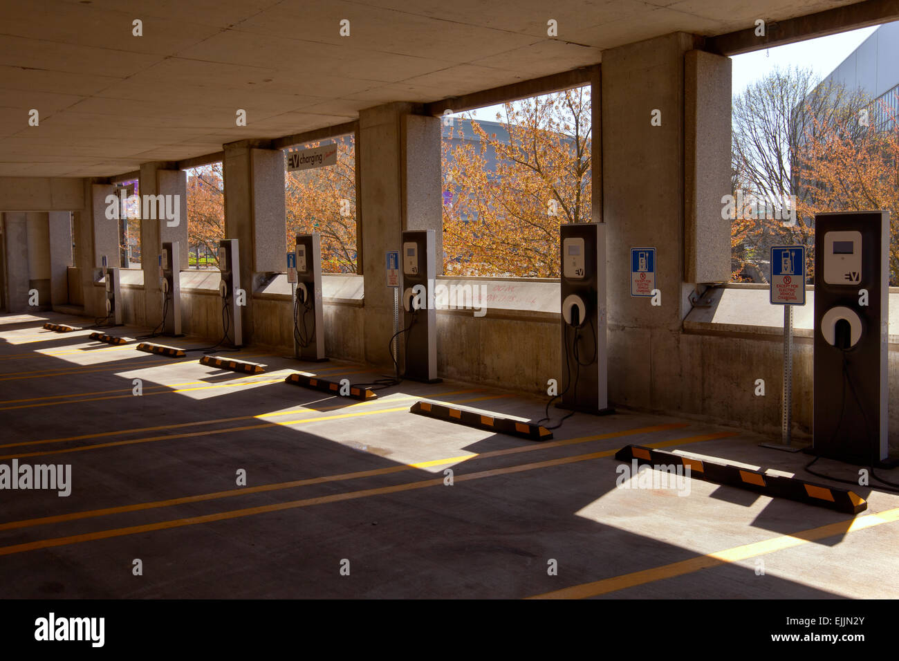 Elektrizitätswerk für Autos auf einem Parkplatz Portland Oregon. Stockfoto