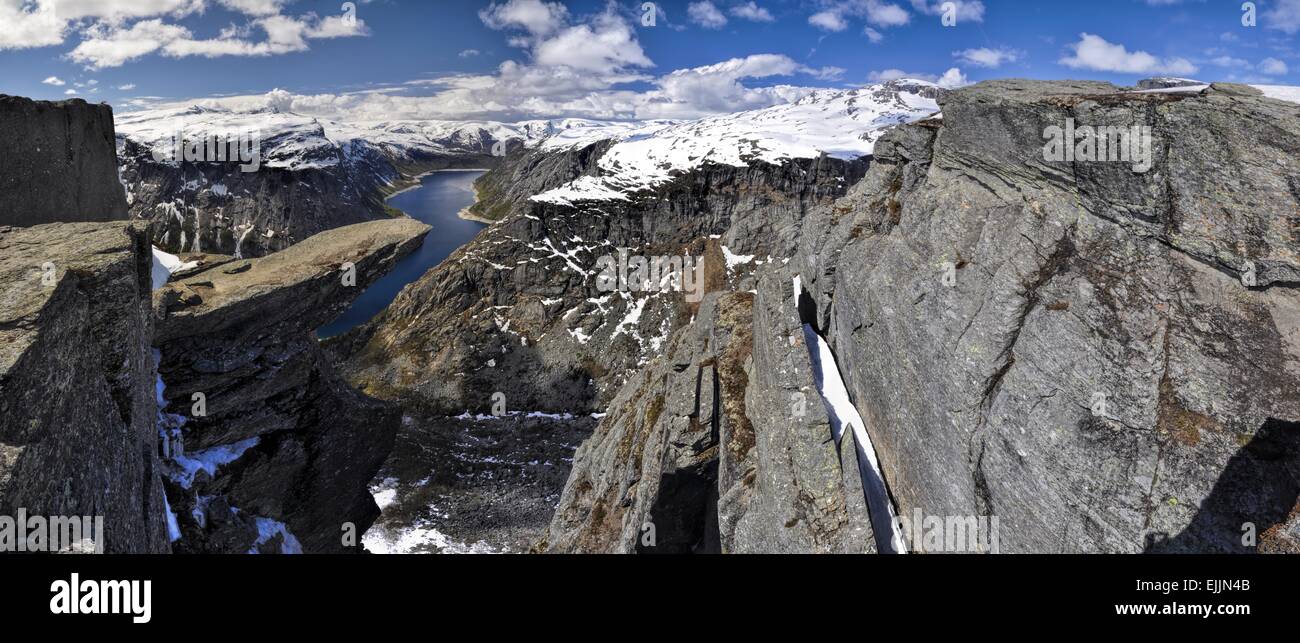 Malerische Aussicht auf Trolltunga Rock und den umliegenden Bergen in Norwegen Stockfoto