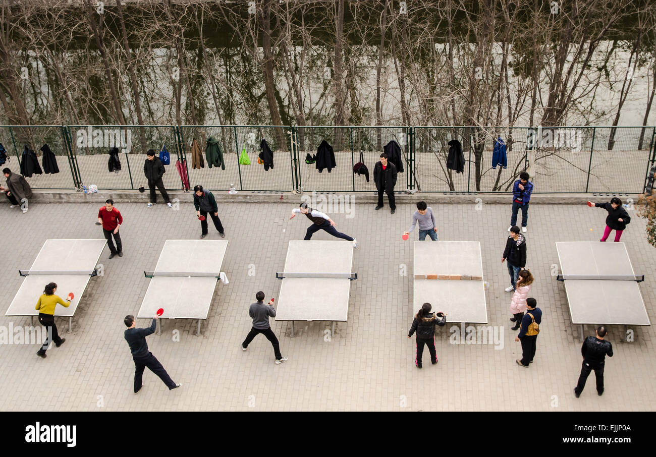 Chinesen spielen Tischtennis von oben der Stadtmauer, X'an, China gesehen. Stockfoto