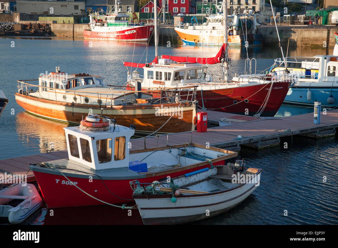 Angelboote/Fischerboote vertäut im Hafen von Dingle, Land Kerry, Irland. Stockfoto