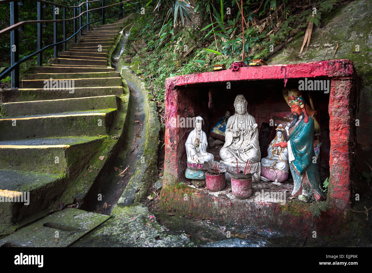 Outdoor Schrein mit Statuen der Göttin der Barmherzigkeit und des Guan Yu, Hong Kong Stockfoto