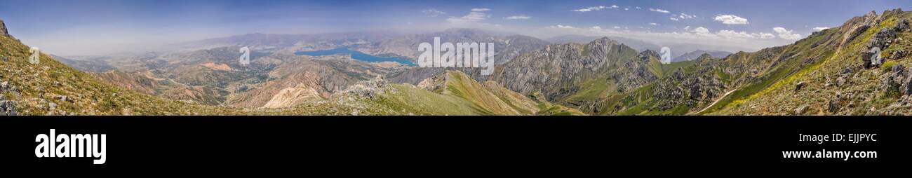 Malerische Panorama der Berglandschaft des Tian Shan Gebirges in der Nähe von Tschimgan in Usbekistan Stockfoto