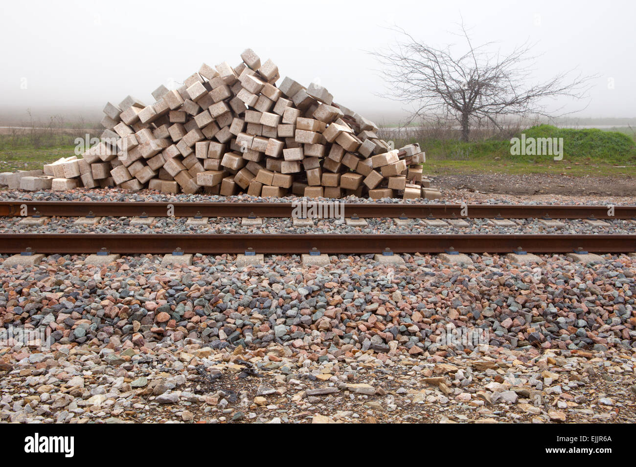 Lasten von Betonschwellen verwendet für den Bau der Eisenbahnlinie Stockfoto