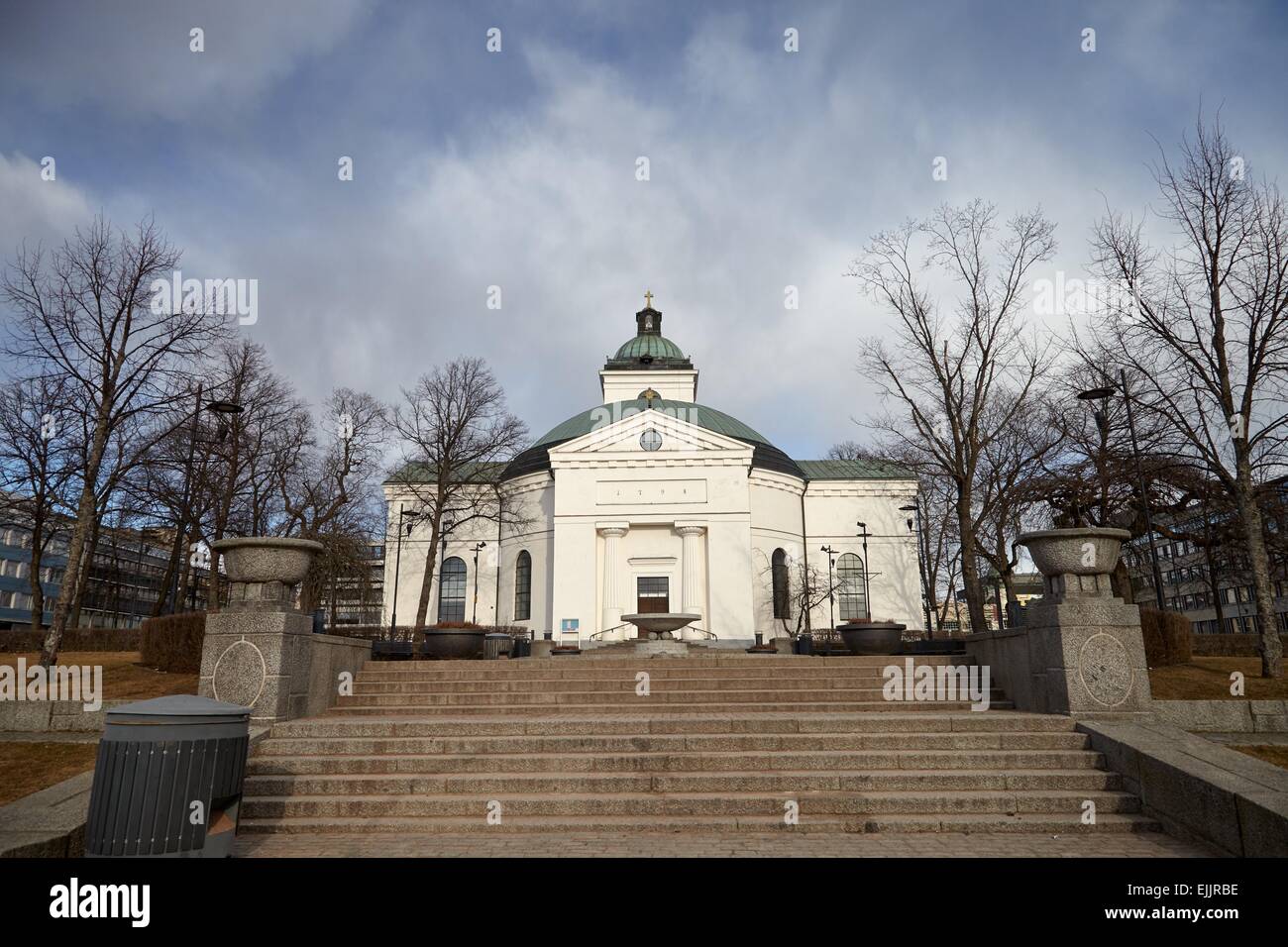 Kleine Kirche Hameenlinna in Finnland. Zeitigen Frühjahrssonne direkt auf die weißen Wände des Gebäudes. Stockfoto