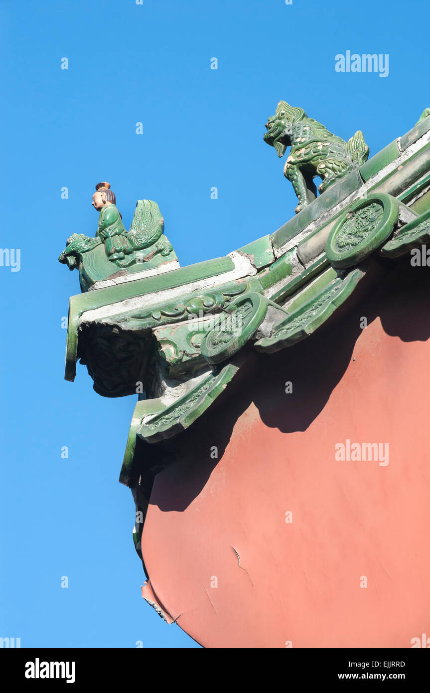 Traditionelle Keramik Figuren auf dem Dach des Lama-Tempel, Beijing Stockfoto