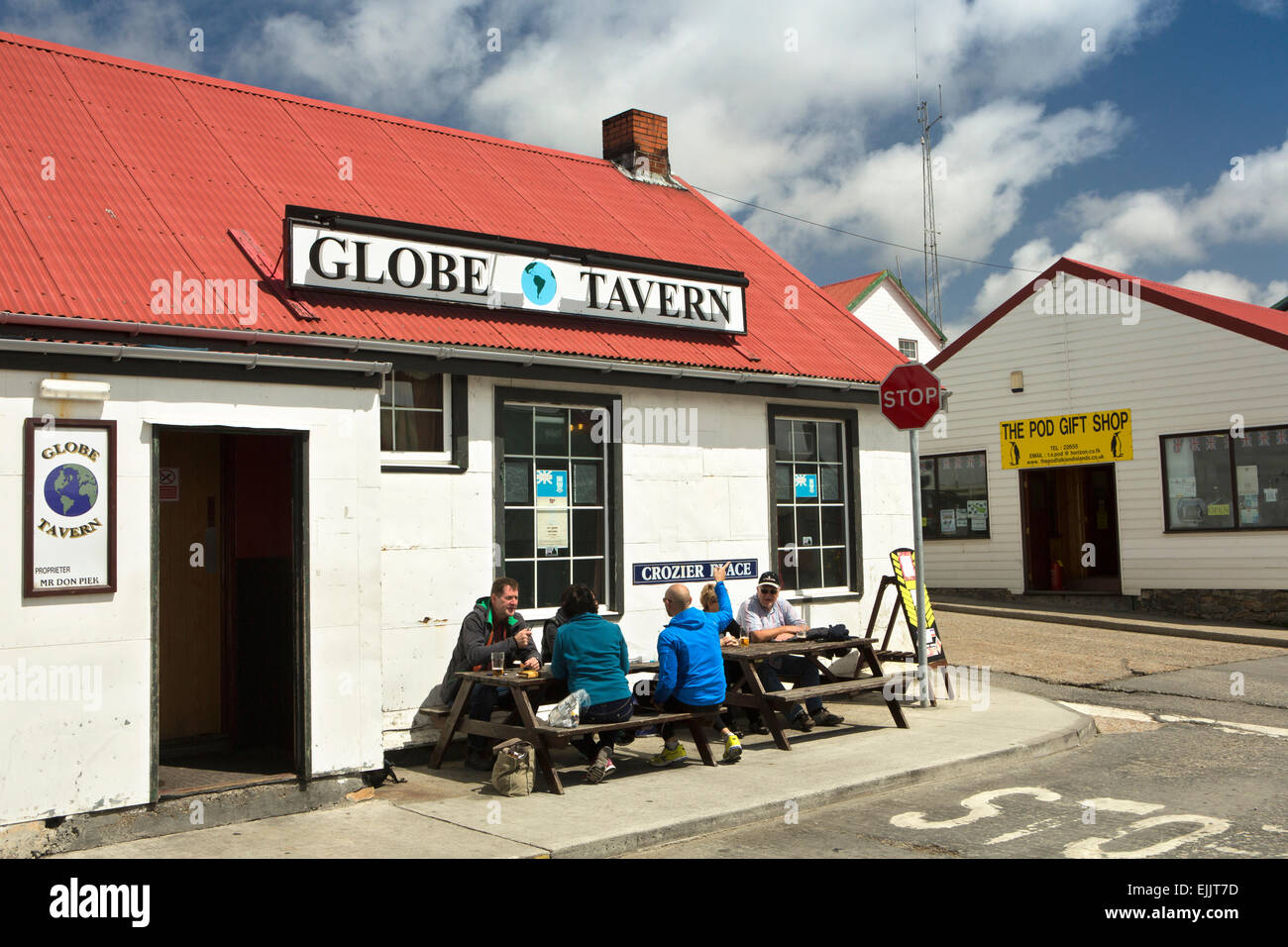 Südatlantik, Falkland Inseln, Port Stanley, Besucher saßen draußen den Globus Tavern Pub im Sonnenschein Stockfoto