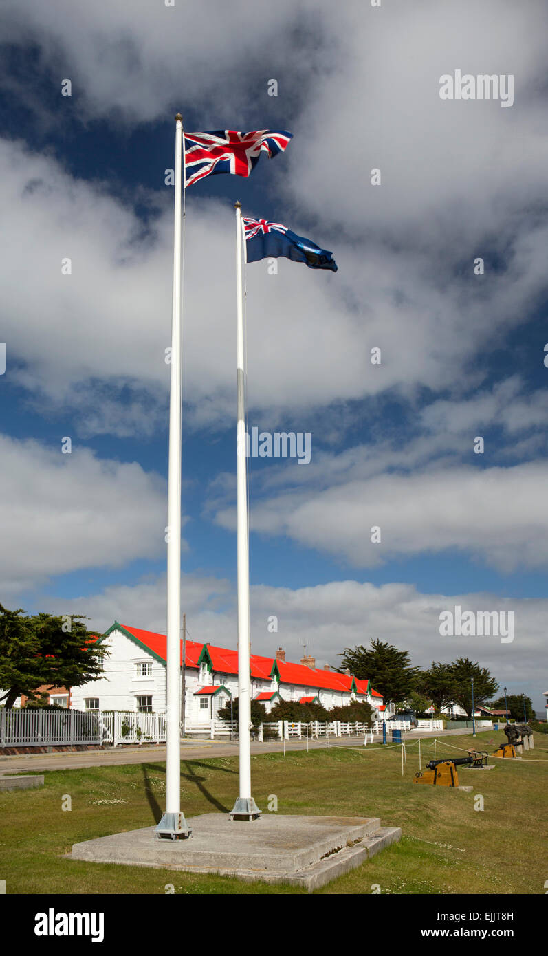 Falkland, Port Stanley, Falkland-Inseln und britischen Union Jack Fahnen auf Sieg grün Fahnenmasten Stockfoto