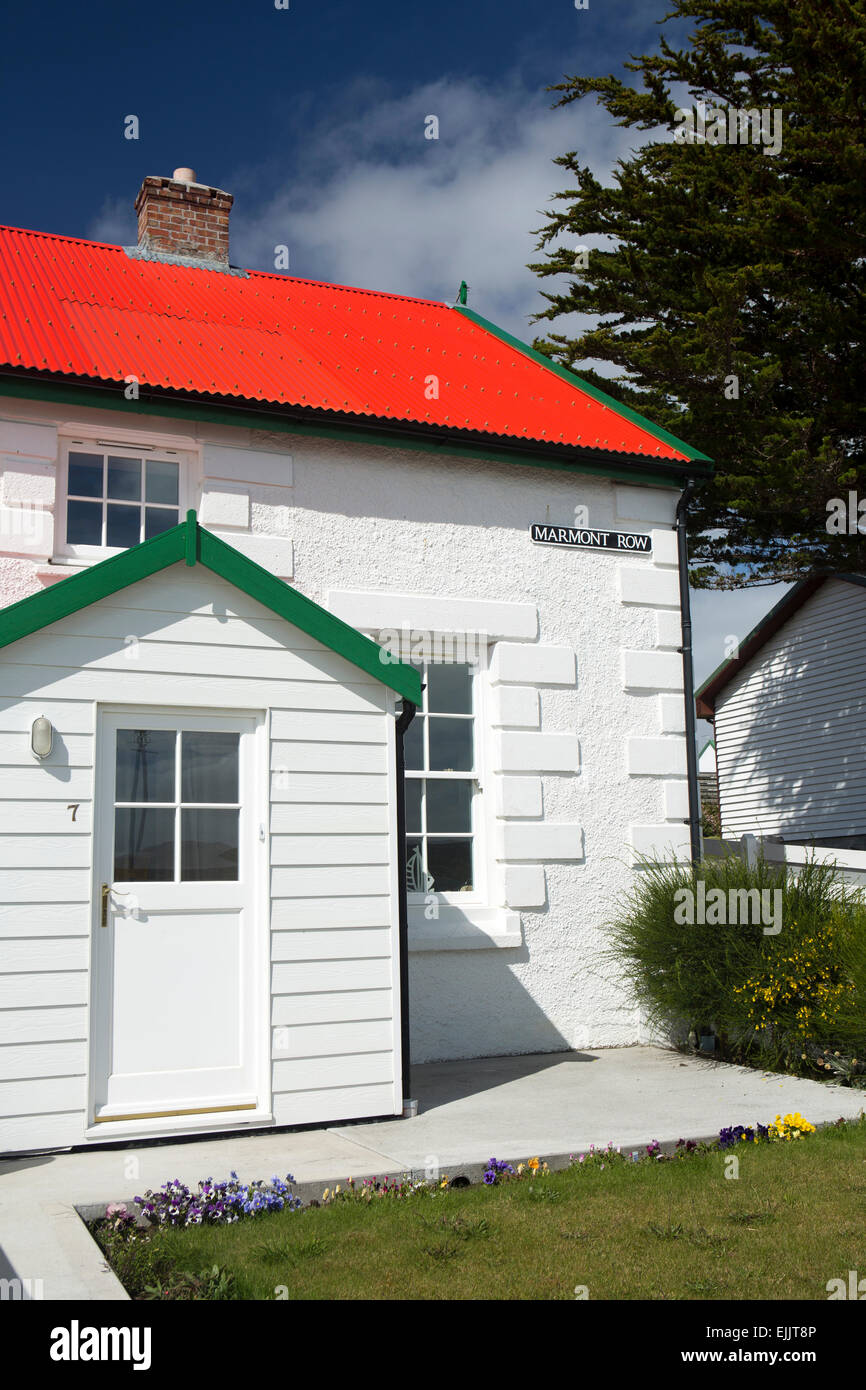 Falkland, Port Stanley, Sieg grün, Marmont Reihe, weiß getünchten Haus am Meer mit rotem Dach Stockfoto