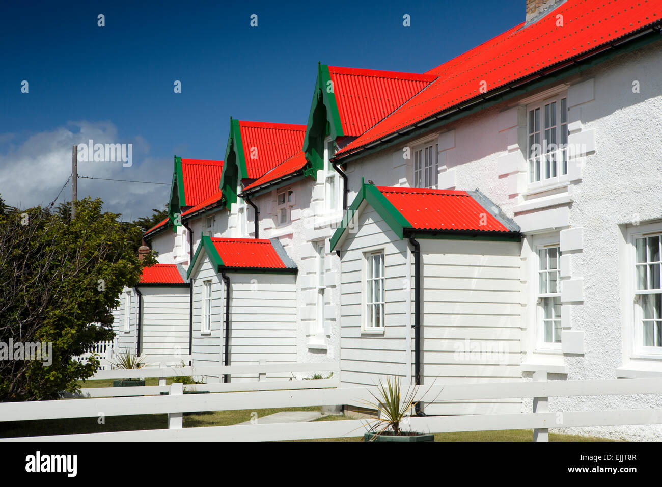 Falkland, Port Stanley, Sieg grün, Marmont Reihe, weiß getünchten Strandpromenade Häuser mit roten Dächern Stockfoto