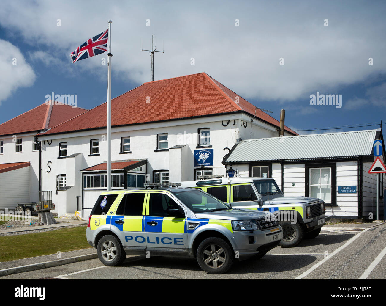 Falkland-Inseln, Port Stanley, Polizeiautos vor Royal Falkland-Inseln-Polizei-Hauptquartier Stockfoto