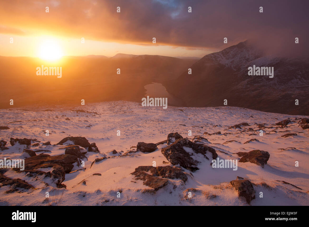 Winter-Sonnenaufgang von den Hängen des Brandon Mountain, Halbinsel Dingle, County Kerry, Irland. Stockfoto