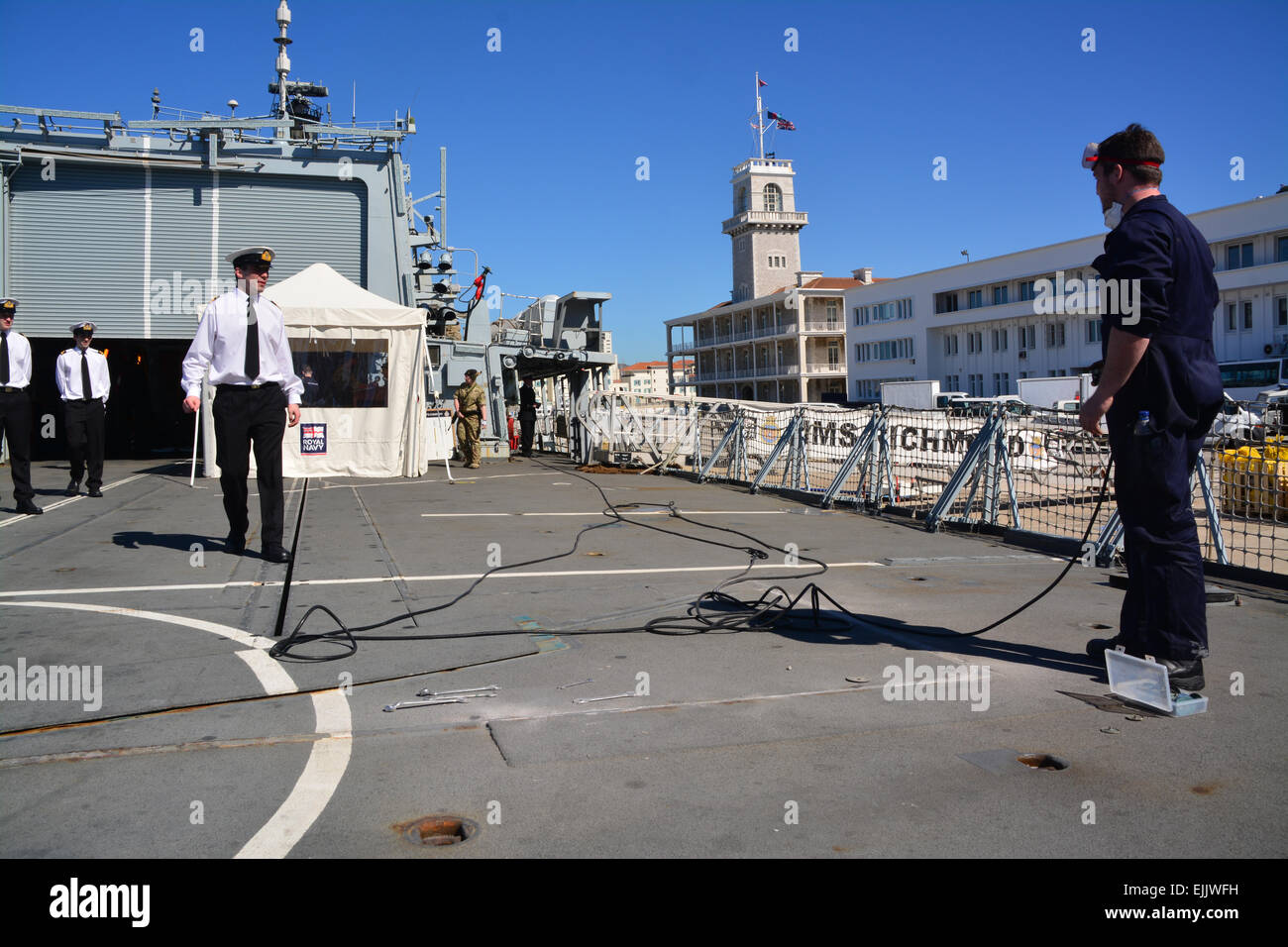 Gibraltar 28. März 2015 – Bild Besatzung an Bord HMS Richmond in Gibraltar, die Erhaltung des Schiffes vor seiner Abreise in den Nahen Osten. Die britischen Royal Navy Typ 23 Fregatte HMS Richmond called in Gibraltar, wo in der vergangenen Woche es seine jahrelangen Vorbereitungen fortgesetzt hat bevor Sie fortfahren auf ihrer neunmonatigen Bereitstellung in den Nahen Osten. Portsmouth-basierte HMS Richmond wird weiterhin die Arbeit der Schwester Schiff HMS Kent, derzeit auf Station, als Teil der Royal Navy langfristige Präsenz östlich von Suez. Bildnachweis: Stephen Ignacio/Alamy Live-Nachrichten Stockfoto