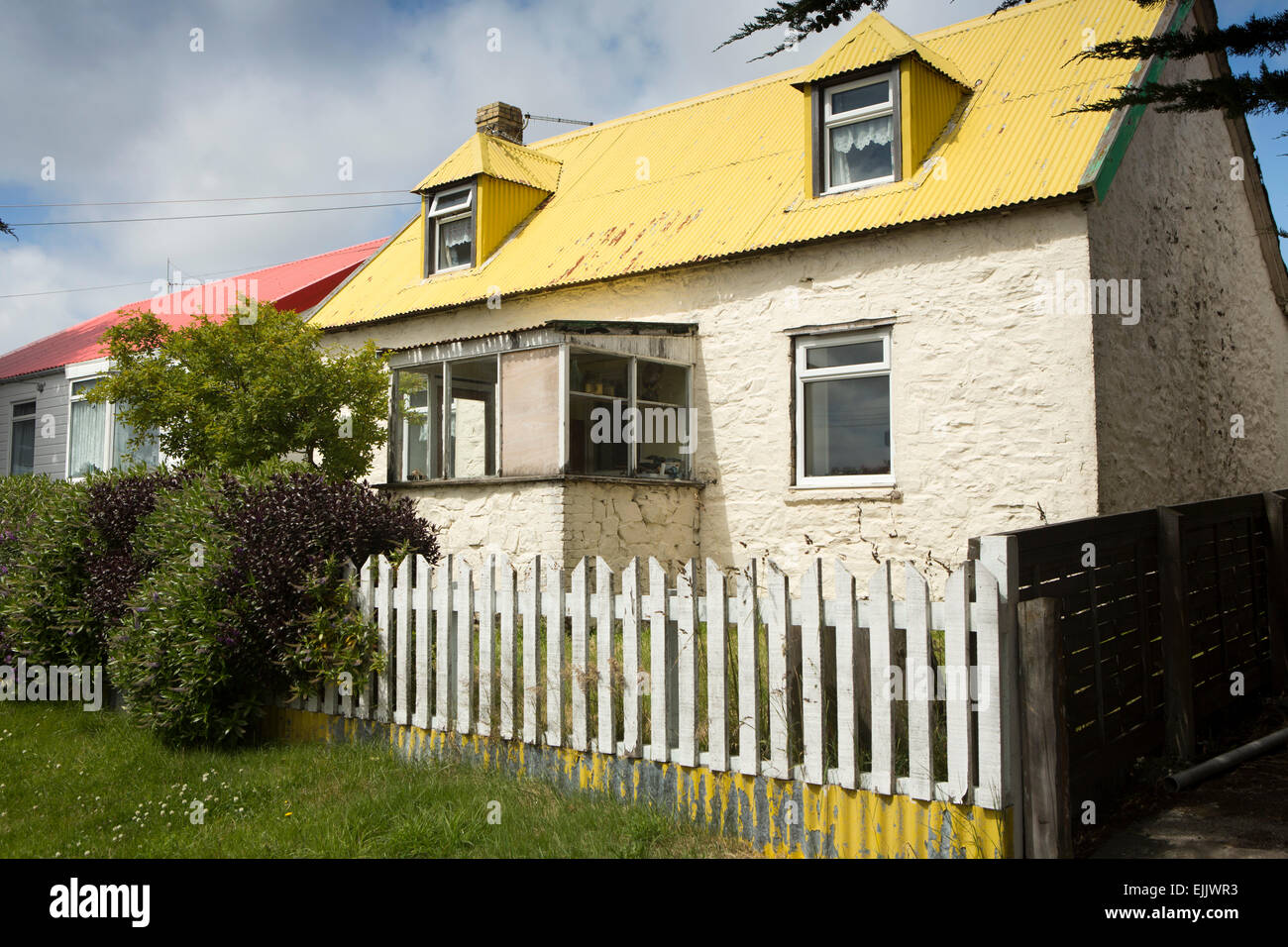 Falkland-Inseln, Port Stanley, Drury Street, traditionelles Haus mit gelb lackierten Blechdach Stockfoto
