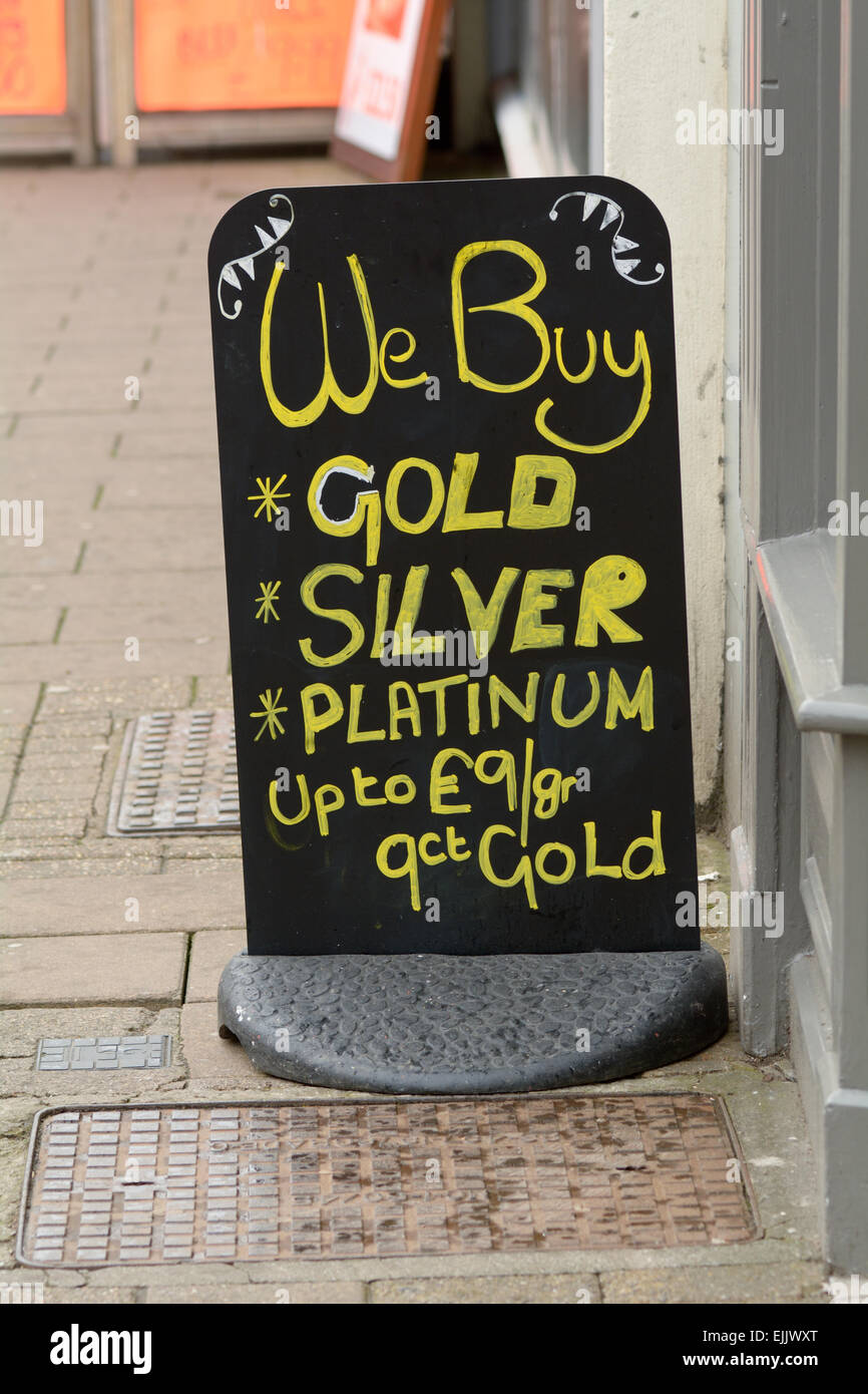 Wir kaufen - Gold, Silber und Platin Schild Pfandleiher - Stand der modernen Großbritannien unter der Regierung Stockfoto