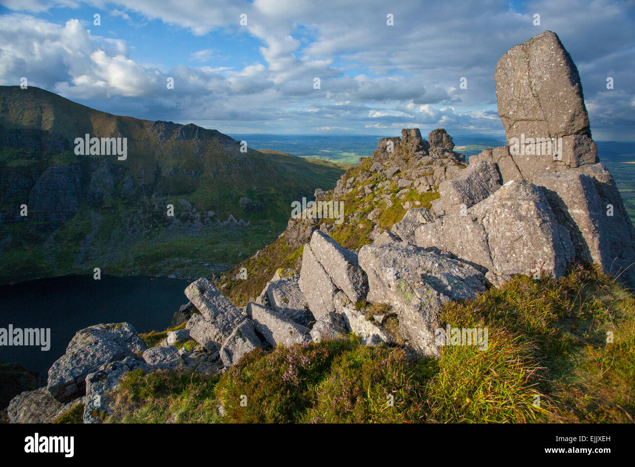 Rock-Zinnen oben Coumshingaun, Comeragh Mountains, Grafschaft Waterford, Irland. Stockfoto