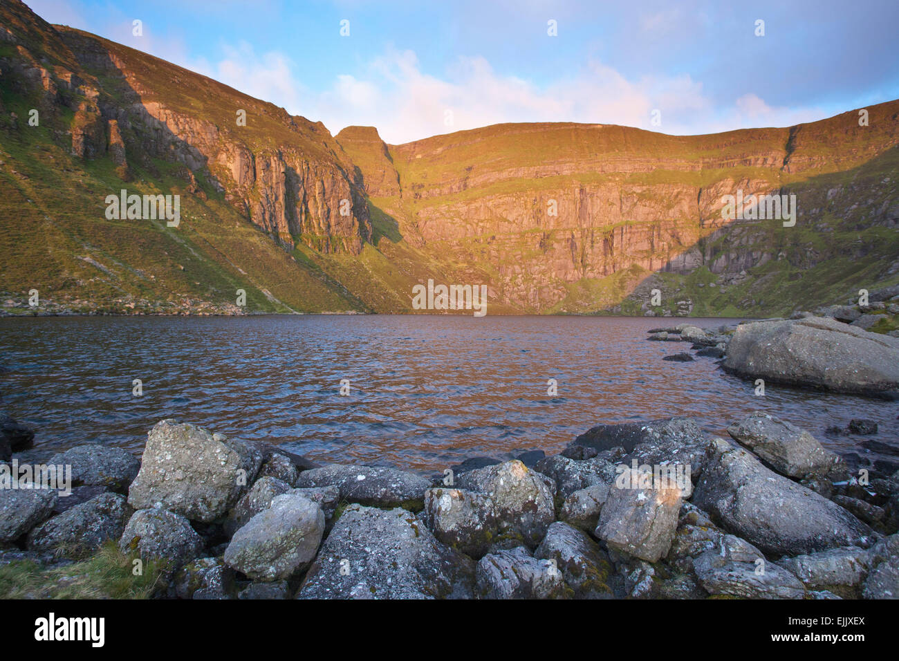 Morgenröte leuchtet Coumshingaun, Comeragh Mountains, Grafschaft Waterford, Irland. Stockfoto