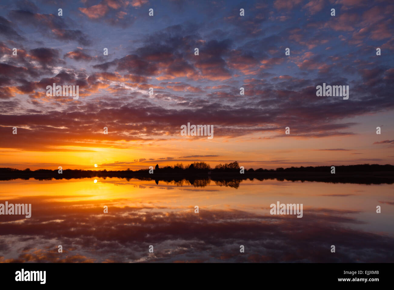 Weit Ings National Nature Reserve, North Lincolnshire, UK. 27. März 2015. Sonnenuntergang über der weit Ings National Nature Reserve in North Lincolnshire, Großbritannien. Die Reserve wird von Lincolnshire Wildlife Trust verwaltet. 27. März 2015. Bildnachweis: LEE BEEL/Alamy Live-Nachrichten Stockfoto