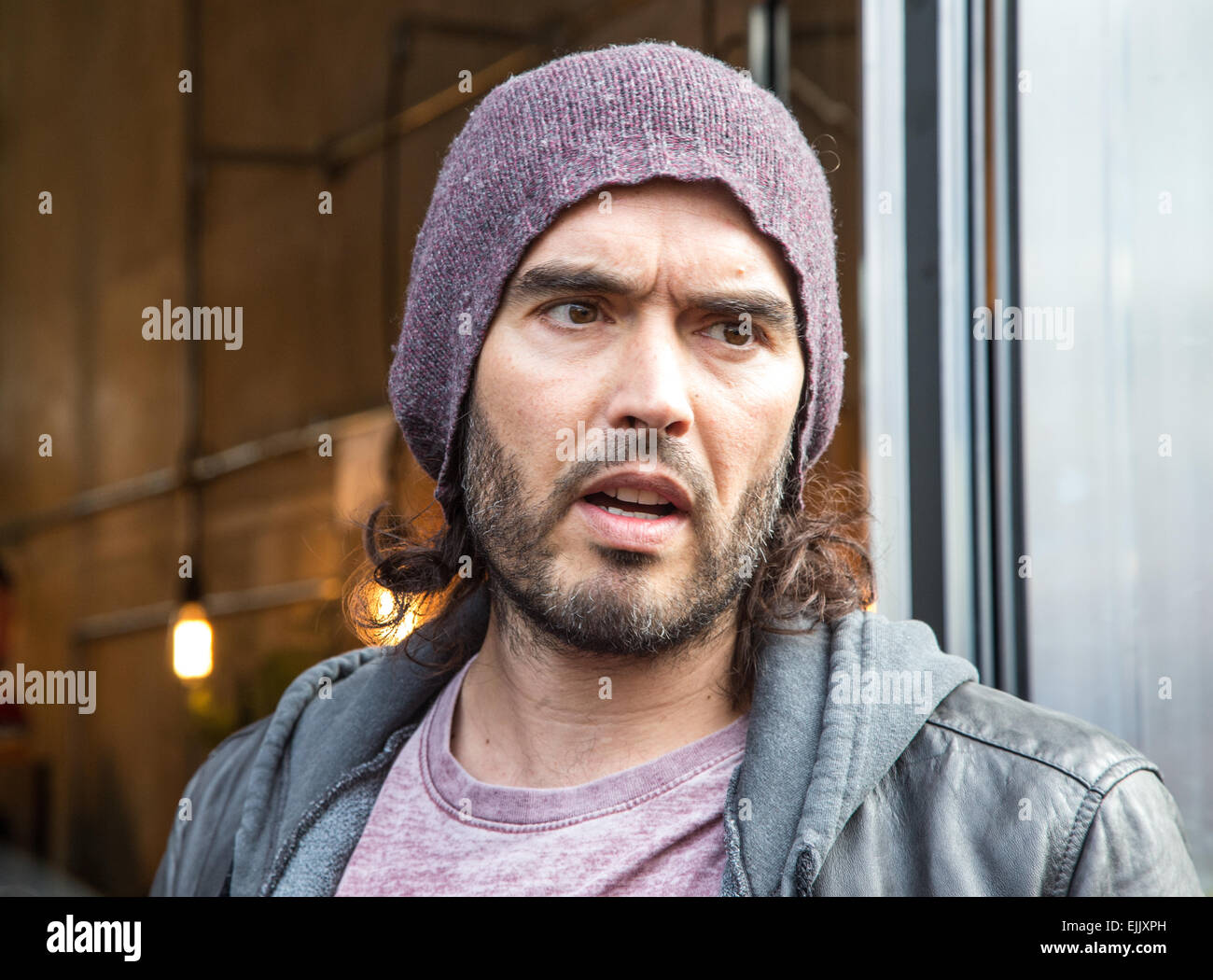 Russell Brand vor dem Trew Ära Gemeinschaft Café in Hoxton finanziert mit dem Geld aus dem Verkauf seines Buches "Revolution" Stockfoto