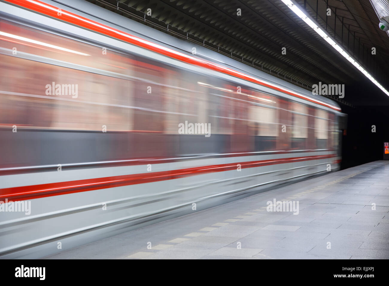 Züge und Pendler auf der Prager U-Bahn in der Tschechischen Republik Stockfoto