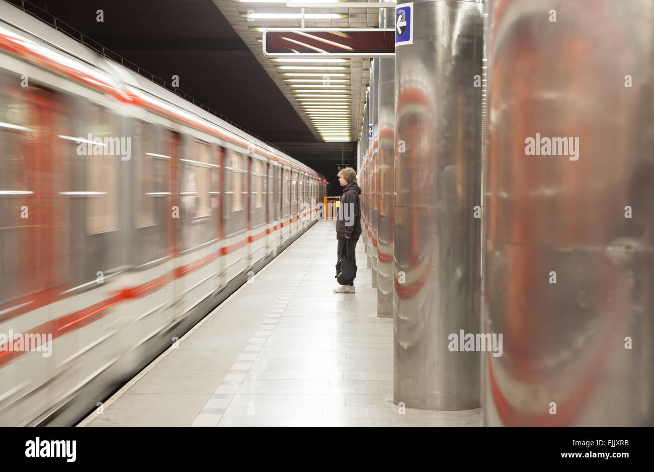 Züge und Pendler auf der Prager U-Bahn in der Tschechischen Republik Stockfoto