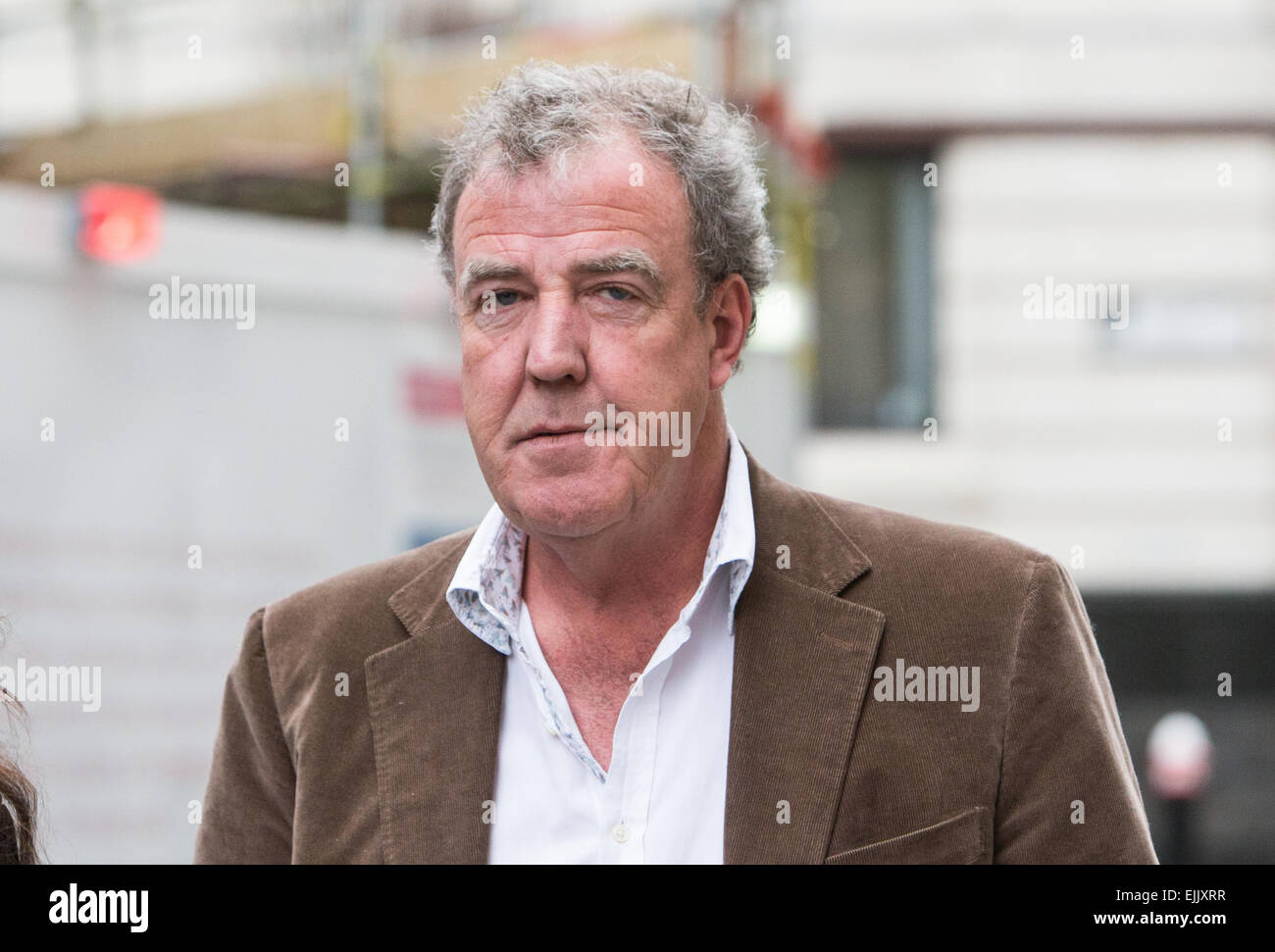 Jeremy Clarkson verlässt Old Bailey nach dem Anhören der Beweise in der Hacker-Studie mit Rebekka und Charlie Brooks Stockfoto