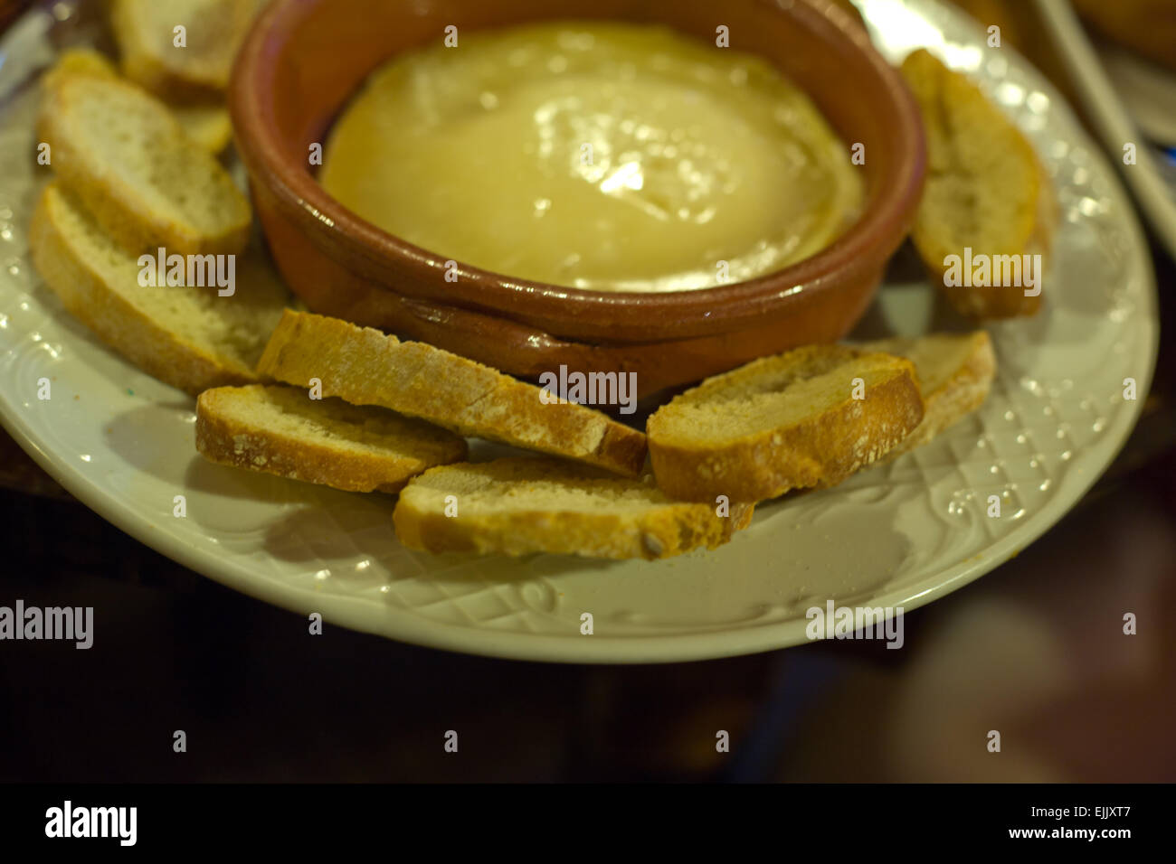 Torta del Casar serviert etwas warm mit Brot. Dies ist ein Käse aus Schafsmilch in der Region Extremadura Stockfoto