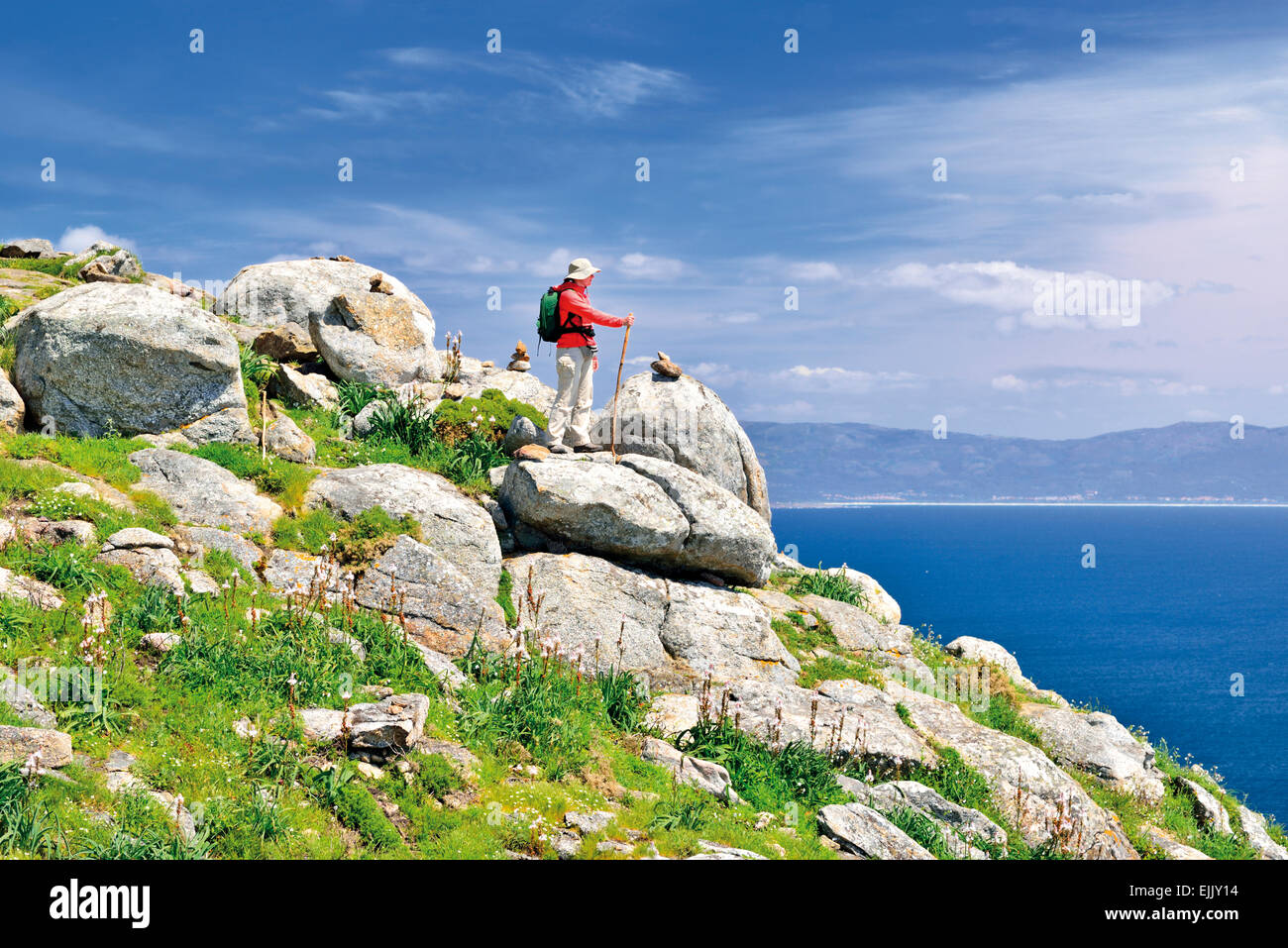 Spanien, Galicien: St. James Pilgrim mit Blick auf den Ozean bei Kap Fisterra Stockfoto