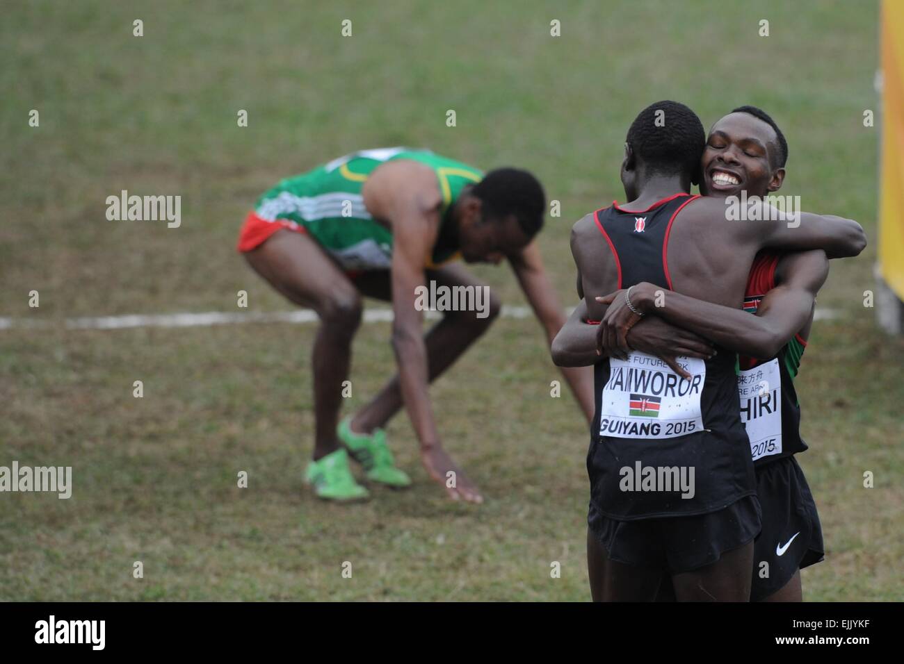 Guiyang, China Provinz Guizhou. 28. März 2015. Goldmedaillengewinner Geoffery Kipsang Kamworor (2. R) von Kenia umarmt Teamkollege silberne Medaillenträger Bedan Karoki Muchiri nach den Herren senior Group bei der IAAF Crosslauf-Weltmeisterschaften in Guiyang, Südwesten Chinas Provinz Guizhou, 28. März 2015. Bildnachweis: Ou Dongqu/Xinhua/Alamy Live-Nachrichten Stockfoto