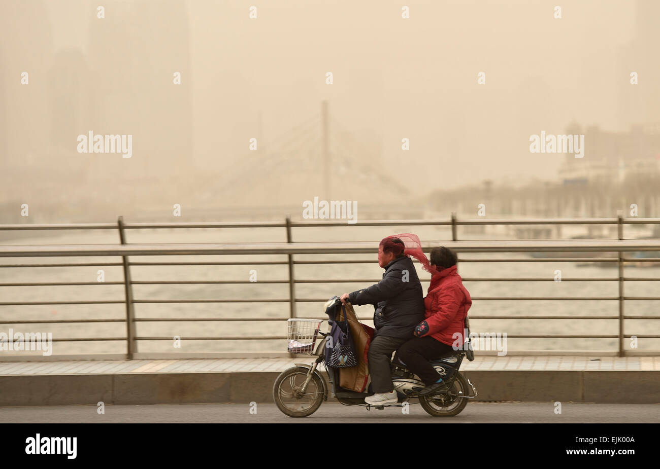 Tianjin, China. 28. März 2015. Leute Fahrt in staubigen Wind mit einem Schleier auf dem Gesicht auf einer Straße in Tianjin, Nord-China, 28. März 2015. Teil von Tianjin erhielt staubige Wetter am Samstag. Bildnachweis: Yue Yuewei/Xinhua/Alamy Live-Nachrichten Stockfoto