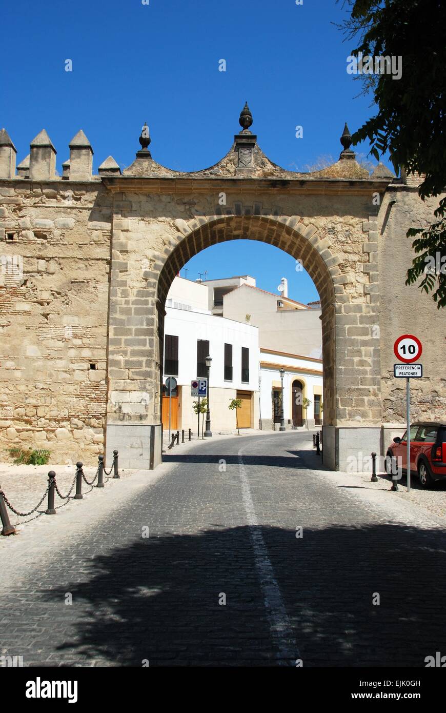 Blick auf das Stadttor (Puerta del Arroyo) in die Stadt Jerez De La Frontera, Provinz Cadiz, Andalusien, Spanien. Stockfoto