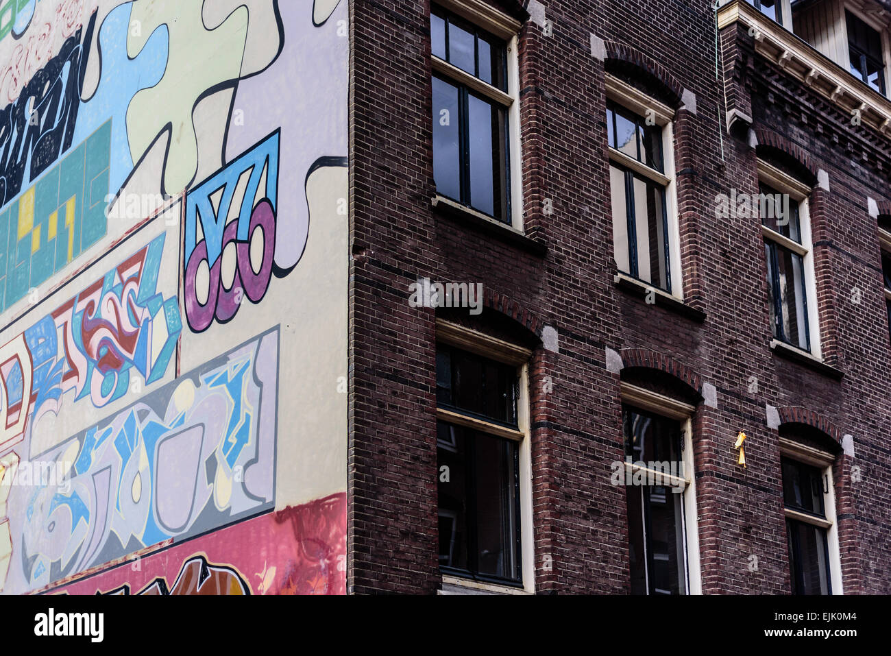Gegenübergestellt mit alten Gebäude in Amsterdam Graffiti Stockfoto