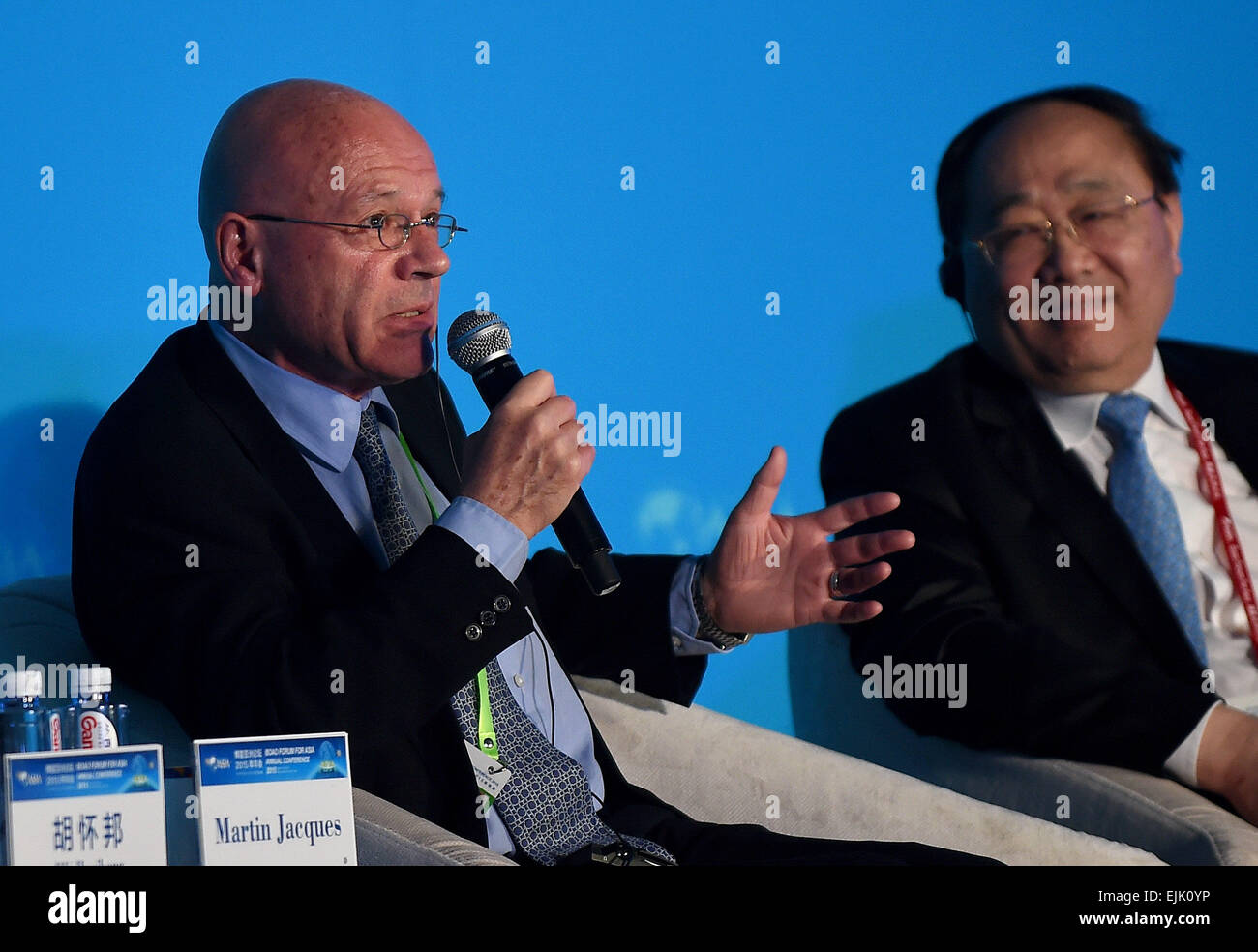 Boao, Chinas Provinz Hainan. 28. März 2015. Martin Jacques (L), wissenschaftlicher Mitarbeiter der Abteilung für Politik und internationale Studien der Universität Cambridge, spricht bei einer sub-Forum mit dem Thema "Asiatische Infrastruktur Investment Bank (AIIB) und die neue Entwicklungsbank" am 2015 Boao Forum für Asien (BFA) in Boao, Süd-China Provinz Hainan, 28. März 2015. Bildnachweis: Guo Cheng/Xinhua/Alamy Live-Nachrichten Stockfoto