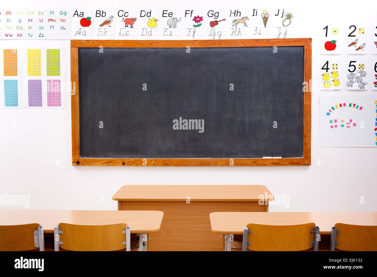 266 Stück Buchstaben & Zahlen Set – Schwarz-weiße Kreidetafel-Ausschnitte Mit Klebepunkten Für Pinnwand & Deko