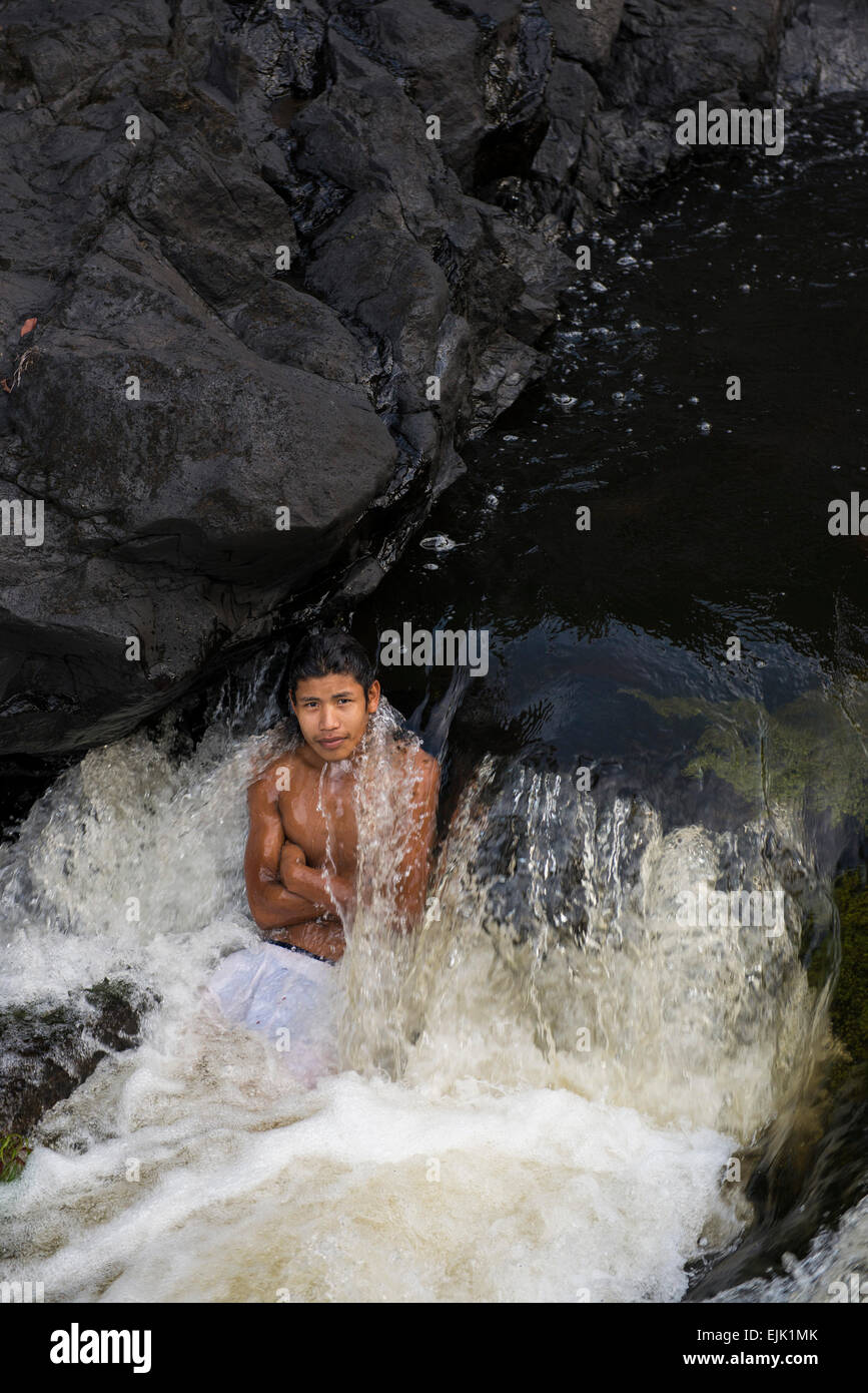 Indianische Boy bei der Blanche Marie verliebt sich in den Nickerie River, Suriname Stockfoto