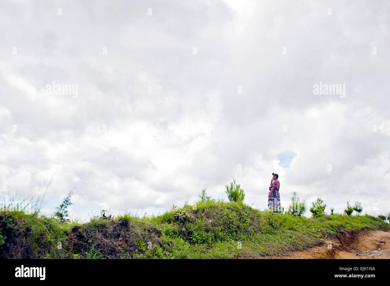 Ein Maya indigene Frau in traditioneller Kleidung in den Bergen in der Nähe von Lake Atitlan, Solola, Guatemala. Stockfoto Ein Maya indigene Frau in traditioneller Kleidung in den Bergen in der Nähe von Lake Atitlan, Solola, Guatemala. Stockfoto