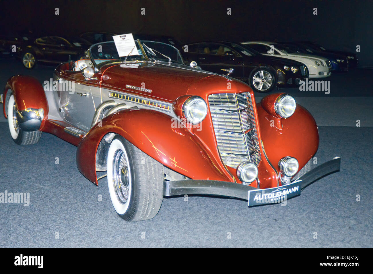 Rote Retro-Auto im showroom Stockfoto