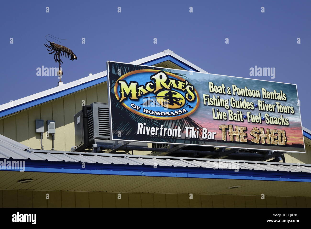 MacRae Köder-Shop anmelden. Das Gebäude verfügt über eine Hummer-Wetterfahne Stockfoto