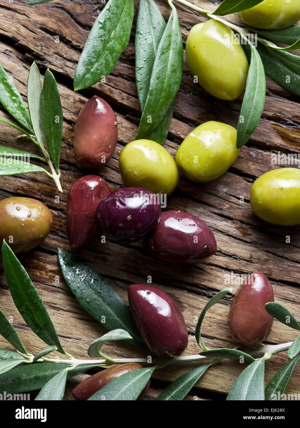 Oliven und Olivenöl Zweige auf alten Holztisch. Stockfoto