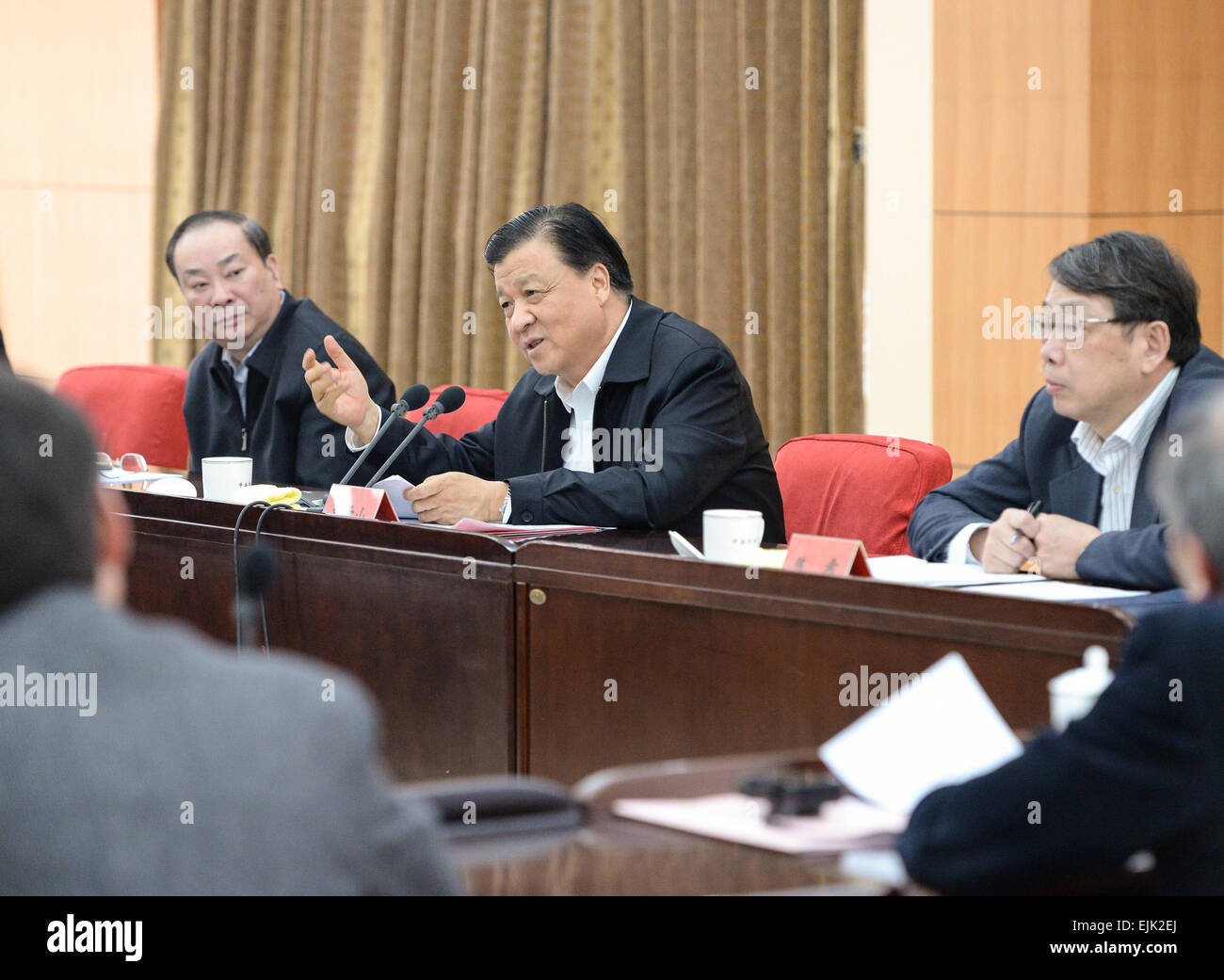 Peking, China. 27. März 2015. Liu Yunshan (C), Mitglied des ständigen Ausschusses des Politbüros des Zentralkomitees der kommunistischen Partei von China (CPC) und Sekretär des Sekretariats des ZK der spricht im Rahmen eines Symposiums mit einigen College Prinzipien und Sekretärinnen College Party Ausschüsse, die ein an der Parteischule des zentralen Ausschusses der CPC in Peking, Hauptstadt von China Studium , 27. März 2015. Bildnachweis: Li He/Xinhua/Alamy Live-Nachrichten Stockfoto Peking, China. 27. März 2015. Liu Yunshan (C), Mitglied des ständigen Ausschusses des Politbüros des Zentralkomitees der kommunistischen Partei von China (CPC) und Sekretär des Sekretariats des ZK der spricht im Rahmen eines Symposiums mit einigen College Prinzipien und Sekretärinnen College Party Ausschüsse, die ein an der Parteischule des zentralen Ausschusses der CPC in Peking, Hauptstadt von China Studium , 27. März 2015. Bildnachweis: Li He/Xinhua/Alamy Live-Nachrichten Stockfoto