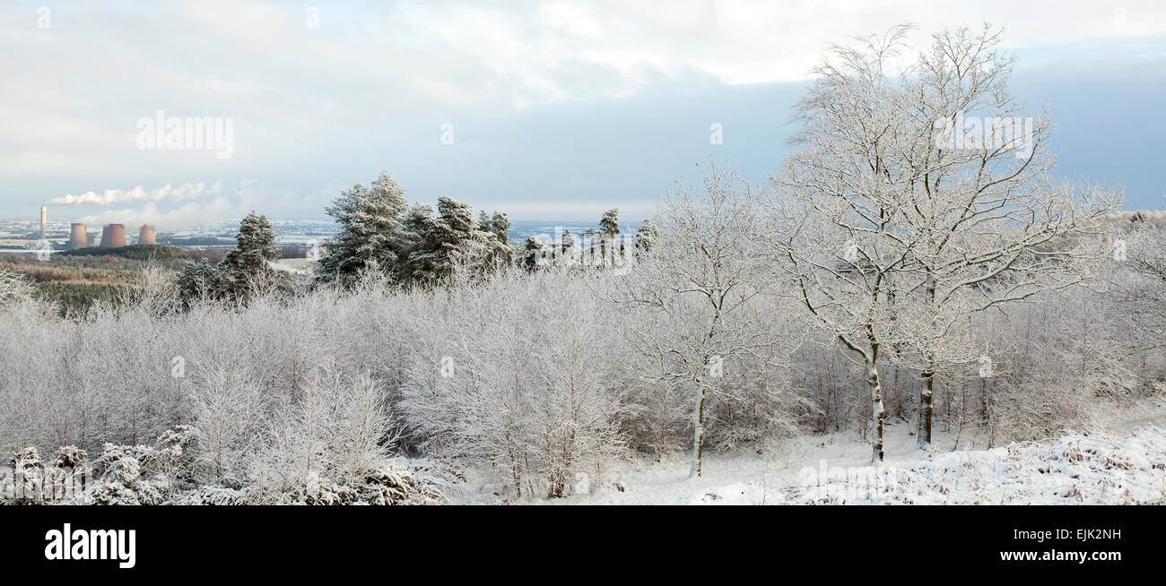 Winter-Szene über das Trent-Tal von Schloss Ring mit Schnee und Frost auf Cannock Chase AONB Bereich der hervorragenden natürlichen gesehen Stockfoto