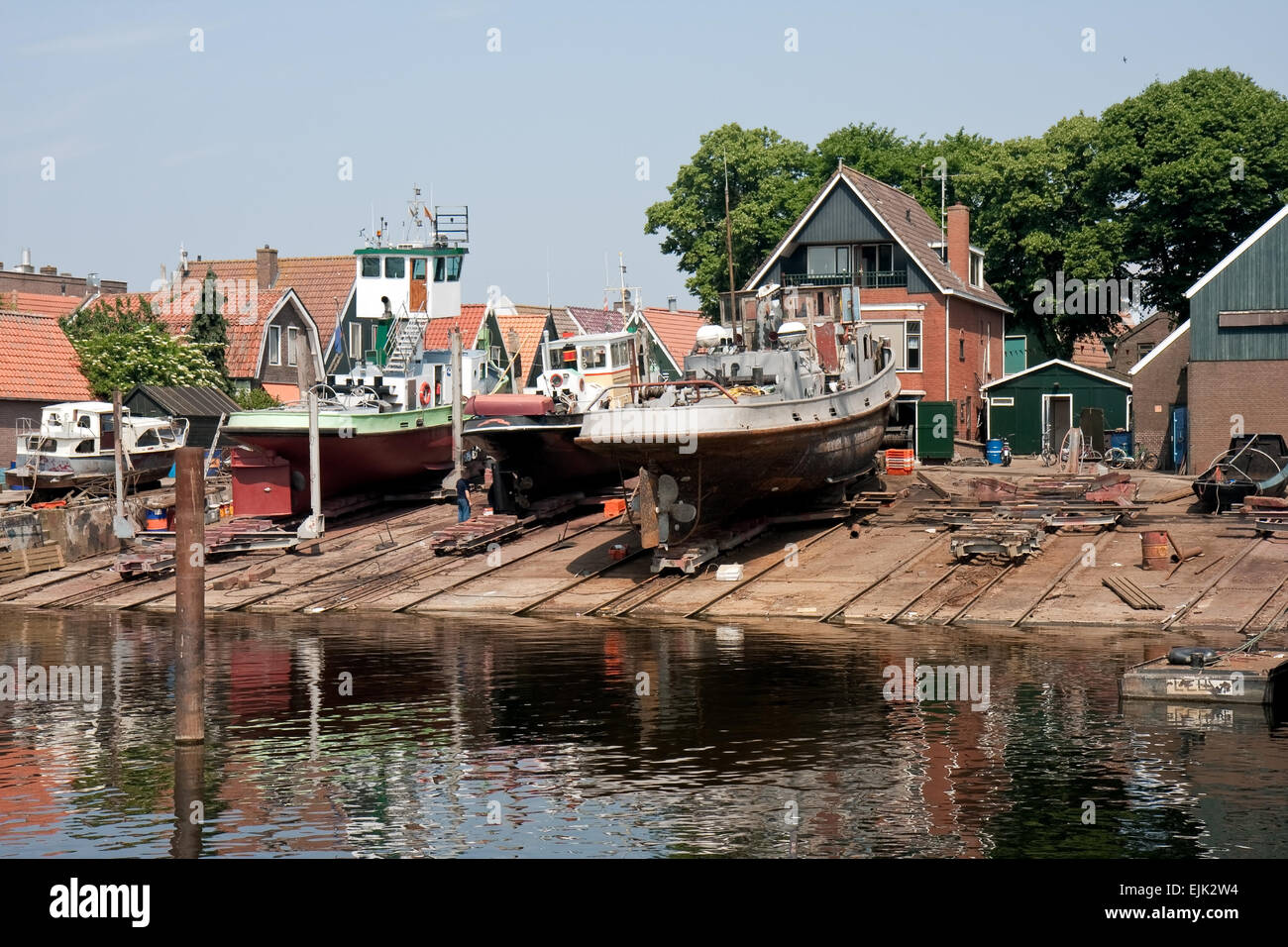 Alte holländische Werft mit Schleppern in Fischerei Dorf urk Stockfoto