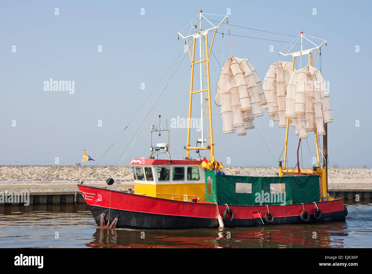 Schiff Angeln mit Netzen verlassen den Hafen Stockfoto