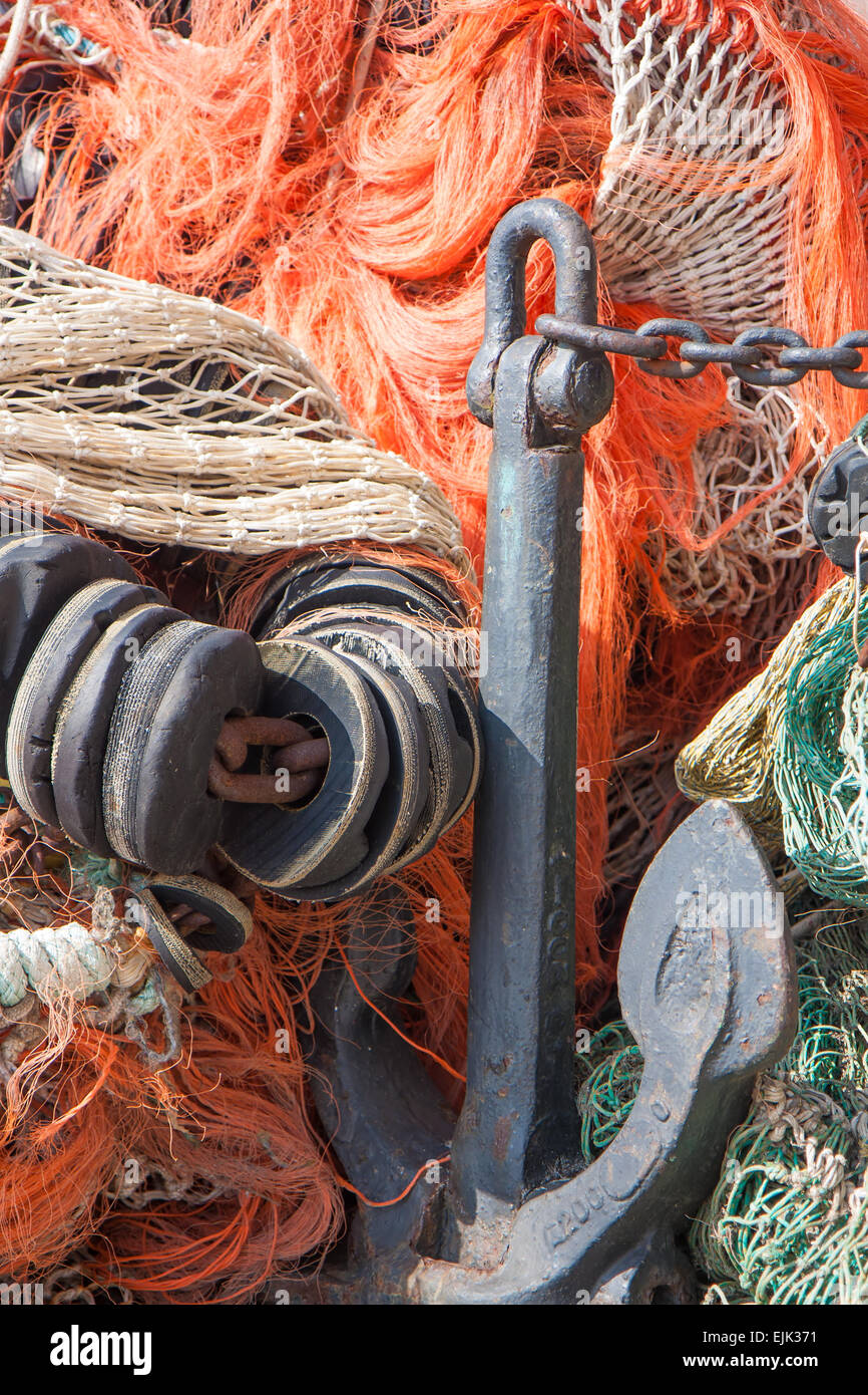 Große Haufen von Fischernetzen und Anker Stockfoto