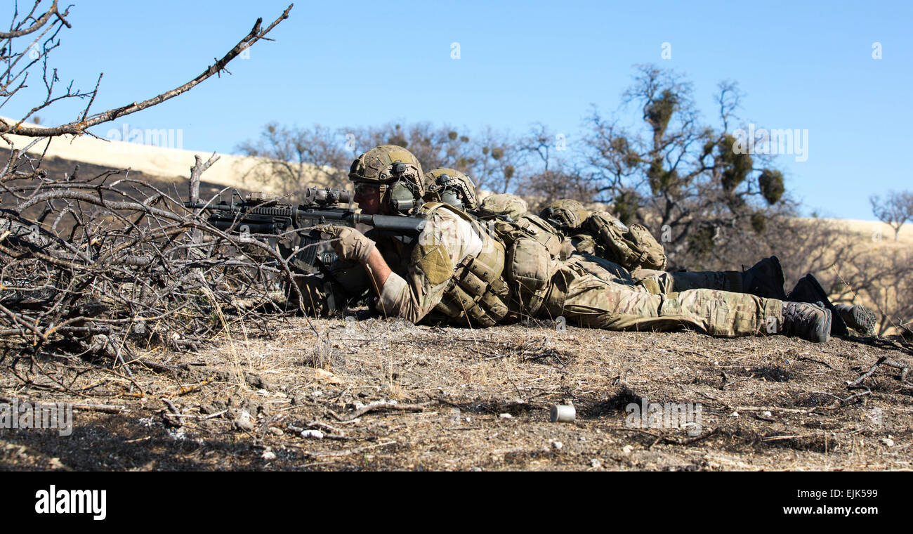 US Army Rangers, 2nd Battalion, 75th Ranger Regiment zugewiesen führen Tag live Fire training auf Fort Hunter Liggett, Calif., 23. Januar 2014. Die Rangers führen Training, ihre Sprachkenntnisse sowie ihre taktischen Fähigkeiten beizubehalten.  Sgt. Scott Brooks Stockfoto