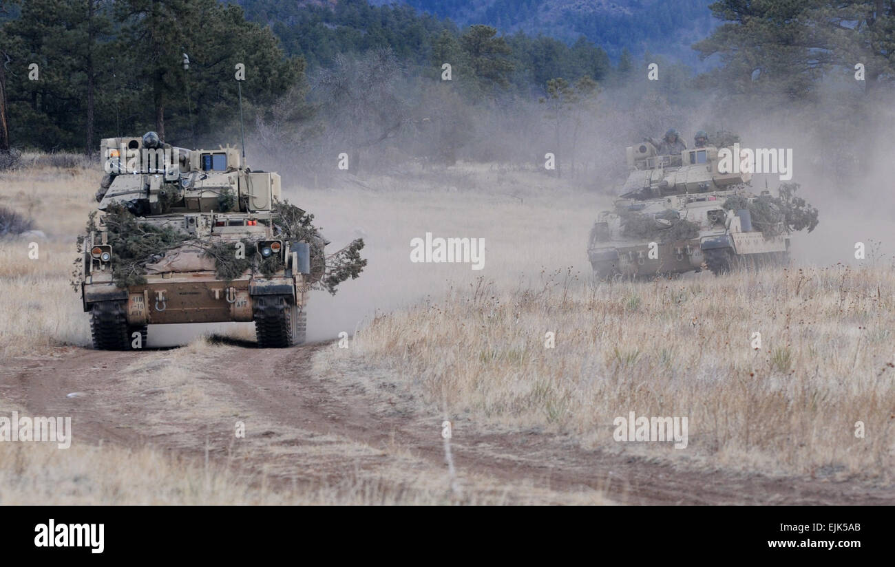 Soldaten der Truppe A, 1. Staffel, 10. Kavallerie-Regiment, 2nd Brigade Combat Team, 4. US-Infanteriedivision fahren ihre M3A3 Bradley Kampffahrzeuge, eine Phasenlinie zu erreichen, wo werden sie in eine defensive Haltung während der Zug Scout training in der Nähe von Fort Carson Camp Red Devil, 26. Januar 2013 verschoben. Soldaten des Apache Truppe einrichten Beobachtungspunkte in allen wichtigen Bereichen des Geländes für den Vorteil bei einem simulierten Kampf.  Staff Sgt Andrew Veranda, 2. BCT PAO, 4. inf div. Stockfoto