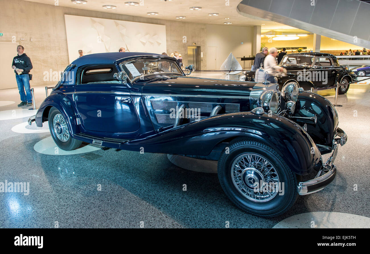 Stuttgart, Deutschland. 28. März 2015. Eine 1938 Mercedes-Benz 540K Cabriolet A, die 2,5 Millionen Euro geschätzt wird, abgebildet im Mercedes Museum in Stuttgart, Deutschland, 28. März 2015. Die vom britischen Auktionshaus Bonhams Auktion ist exklusiv für Mercedes-Benz Cars. Foto: DANIEL MAURER/Dpa/Alamy Live News Stockfoto