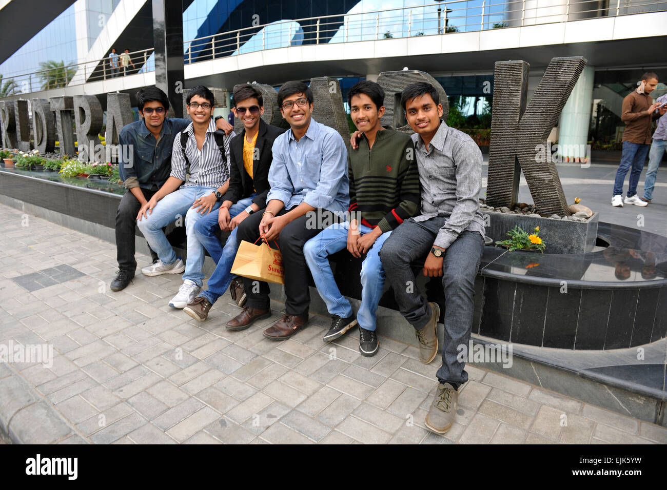 Vier junge Männer außerhalb der Welt-Gewerbepark, Jaipur, Rajasthan Stockfoto