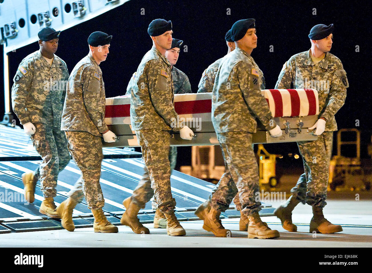 Soldaten der Armee übertragen, die Reste der Armee Spc. Christopher A. Patterson Luftwaffenstützpunkt Dover, Delaware, 8. Januar 2012. Patterson wurde das 713th Ingenieur-Unternehmen, Indiana National Guard zugewiesen.  Roland Balik Stockfoto